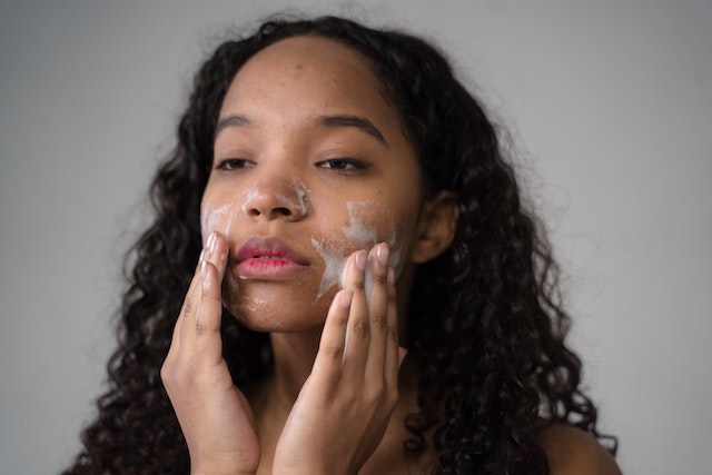Face Washes for Oily Skin: How to Control Shine and Achieve a Healthy Glow